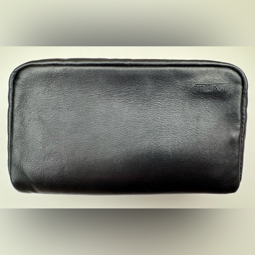 Tumi Vintage Leather Toiletry Bag w/ Red Logo Inside. Zipper closure.